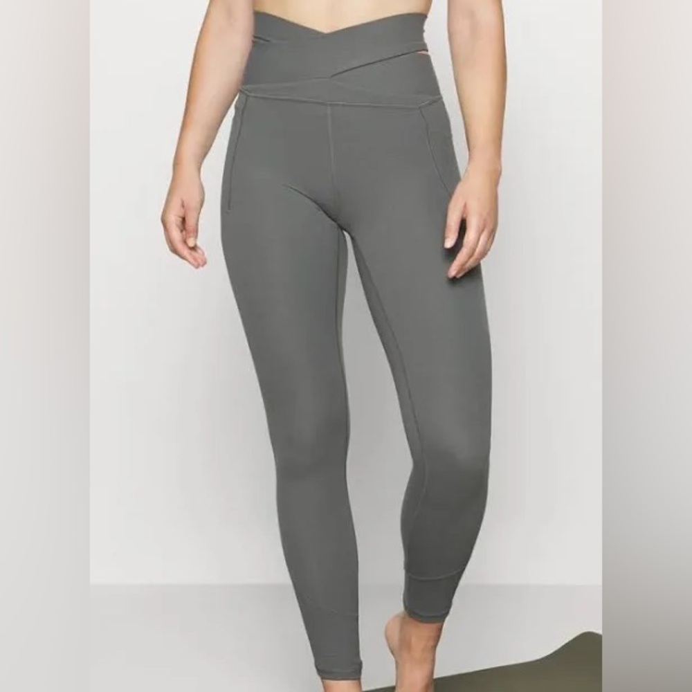 Athleta Salutation Stash Wrap Tight in Hematite Grey size Medium M